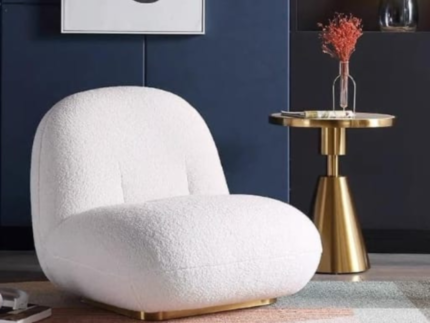 Fauteuil CLOUD en laine bouclé blanc et piétement en acier doré rotatif