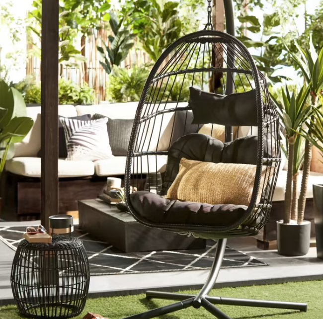 Fauteuil suspendu THIERY en résine tressée noire et coussin gris